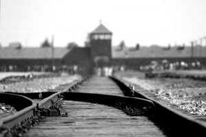 Il 27 gennaio del 1945 i cancelli di Auschwitz furono abbattuti